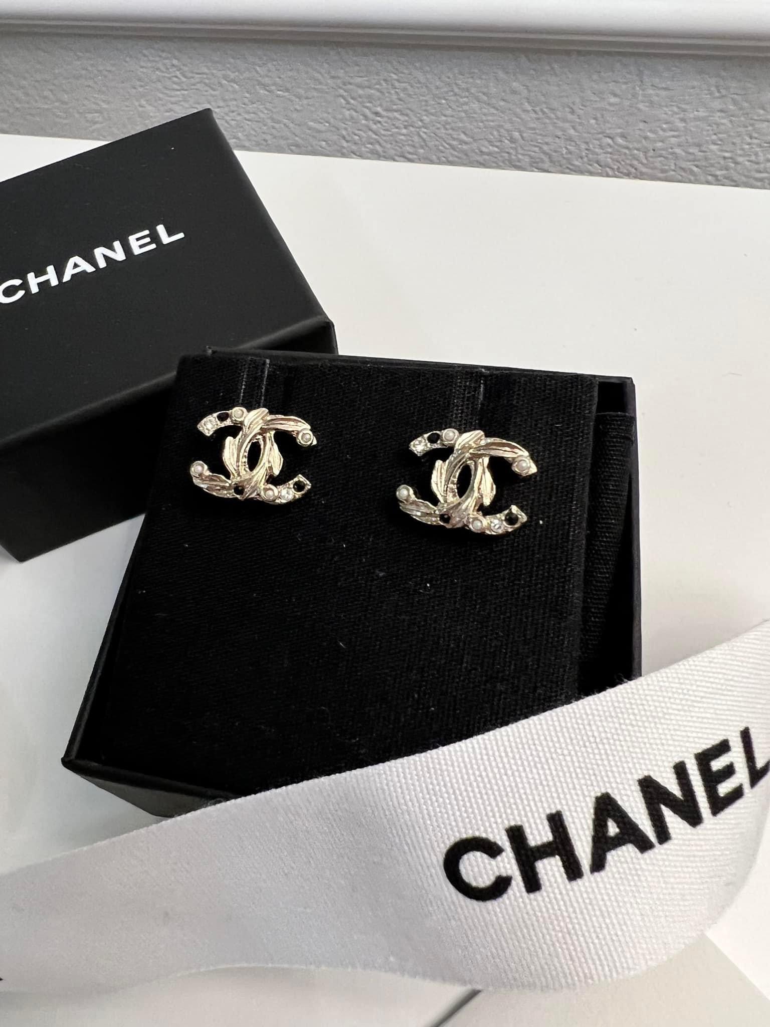 Chanel Nowe kolczyki Chanel klasyczne mini CC kolor złoty z kryształkami, perełkami i kamieniami koloru czarnego. Nowa, obecna kolekcja w Chanel. Obecnie najmniejszy, Bardzo poszukiwany model Wymiary 1,2 cm x 1,1   Komplet nowy  – rachunek, pudełko, kamelia i opakowanie prezentowe ze wstążkami. Idealne na prezent