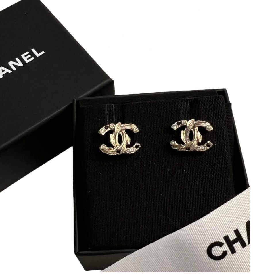 Chanel Nowe kolczyki Chanel klasyczne mini CC kolor złoty z kryształkami, perełkami i kamieniami koloru czarnego. Nowa, obecna kolekcja w Chanel. Obecnie najmniejszy, Bardzo poszukiwany model Wymiary 1,2 cm x 1,1 Komplet nowy - rachunek, pudełko, kamelia i opakowanie prezentowe ze wstążkami. Idealne na prezent