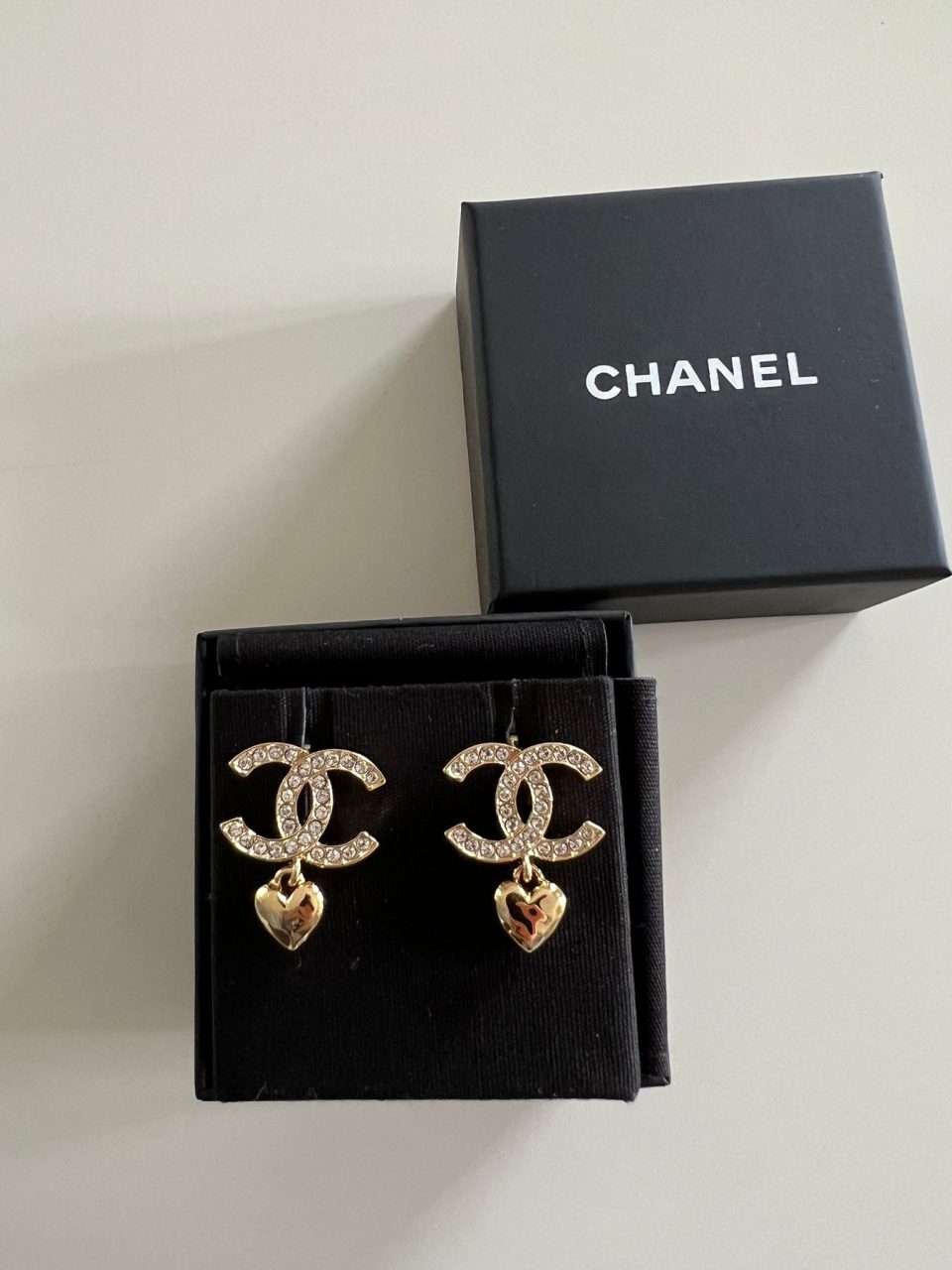 Chanel kolczyki CC z sercem Nowe komplet z butiku, pudełko, rachunek CC ma kryształki na całej powierzchni, zwisające małe serce koloru złotego Kolekcja Chanel 2023 