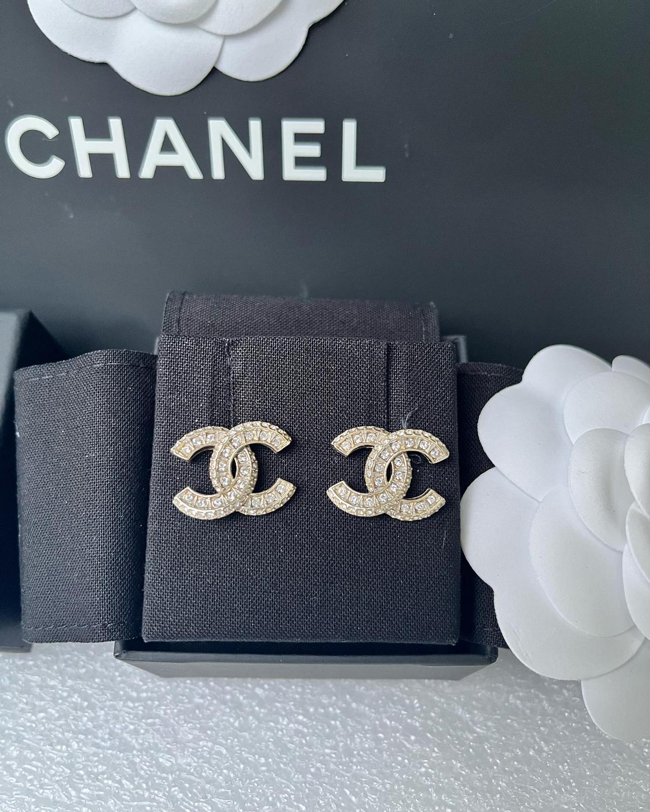 Chanel medium CC klasyczne kolczyki  Nowe w pudełku z rachunkiem